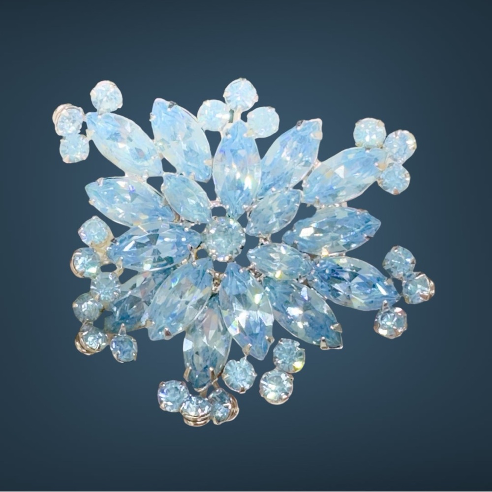 Vintage Hallmarked Weiss Topaz Blue Rhinestone Brooch - Picture 8 of 8